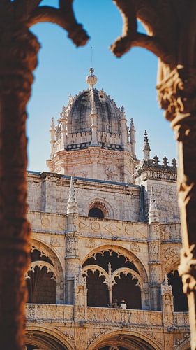 Rue ensoleillée de Lisbonne avec des bâtiments colorés