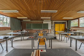 klaslokaal in verlaten school van Ivana Luijten