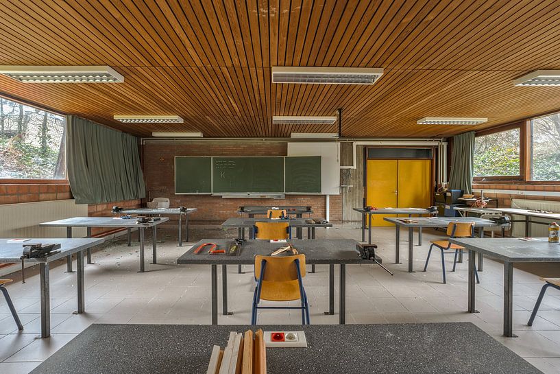 Klassenzimmer in verlassener Schule von Ivana Luijten