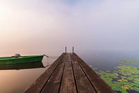 steiger met boot in de mist