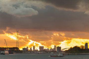 Schifffahrt entlang der Skyline von Rotterdam von Mark den Boer
