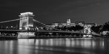 Budapest Skyline - Budaer Burg und Kettenbrücke in schwarz-weiß
