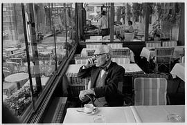 Oudere heer in brasserie von Ger Loeffen