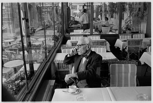 Oudere heer in brasserie