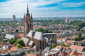 Oude Kerk in Delft tijdens een zomerse dag van Sjoerd van der Wal