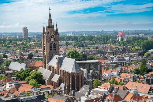 Oude Kerk in Delft tijdens een zomerse dag