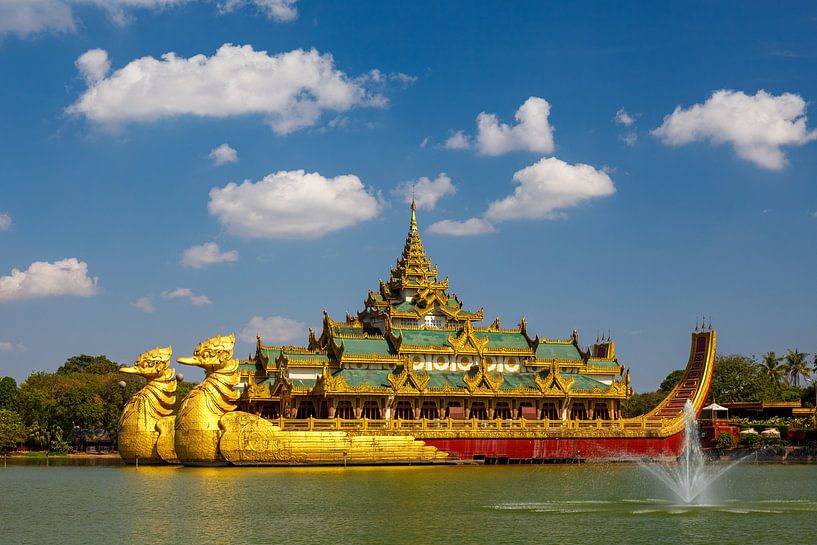 Die königliche Barke in Yangon von Roland Brack