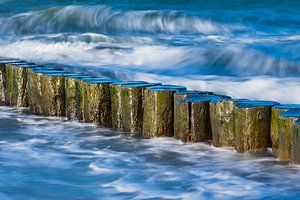 Groynes on shore of the Baltic Sea on a stormy day sur Rico Ködder
