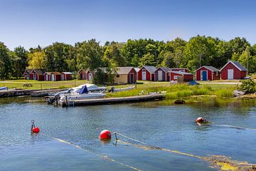 Hangars à bateaux rouges sur la côte baltique, Suède sur Adelheid Smitt