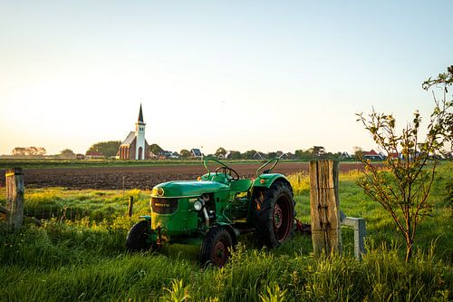 Oude tractor voor de kerk van Den Hoorn Texel