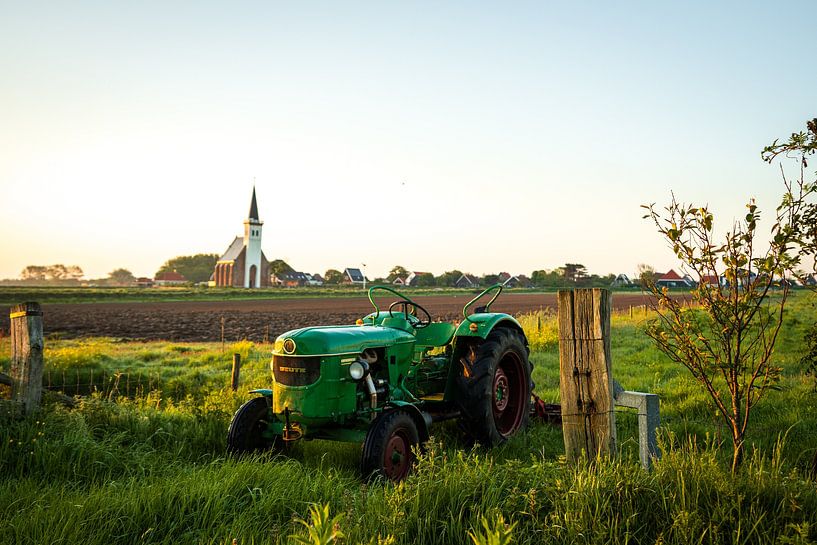 Vieux tracteur devant l'église de Den Hoorn par Axel Lap