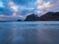 Das Meer zieht sich zurück am Vik Strand, Lofoten Inseln