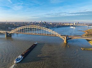 Nijmegen Waalbrug über dem Fluss Waal bei Sonnenaufgang