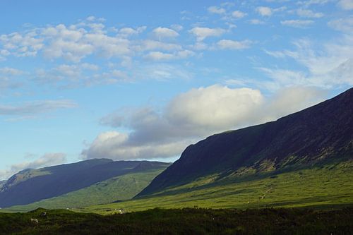 Mistwafels over de berg in Glen Coe in Schotland.