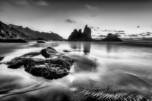 Kustlandschap met strand op Tenerife in zwart-wit.
