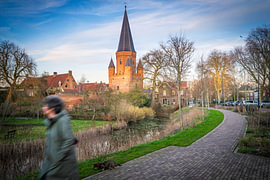 Ein Spaziergänger vor dem Walburgisturm im Winter. von Bart Ros