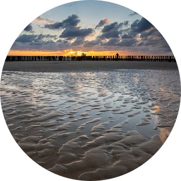 spectaculaire zonsondergang op het Zeeuwse strand met de typische Nederlandse golfbrekers van Kim Willems