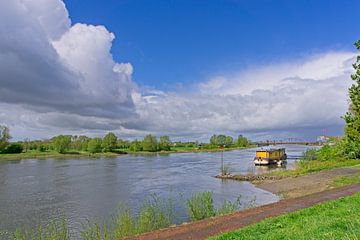 Woonark op IJssel bij Zutphen onder mooie wolkenlucht van Henk van Blijderveen