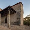 Kerkje aan de voet van dorp Miranda del Castanar, Spanje tegen de schemer van Joost Adriaanse