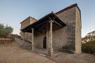 Kerkje aan de voet van dorp Miranda del Castanar, Spanje tegen de schemer van Joost Adriaanse thumbnail