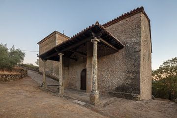 Kerkje aan de voet van dorp Miranda del Castanar, Spanje tegen de schemer