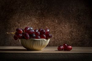 Klassiek stilleven met rode druiven von John van de Gazelle fotografie