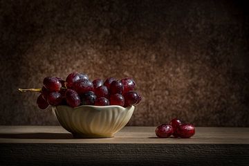 Klassiek stilleven met rode druiven van John van de Gazelle fotografie