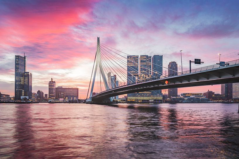 Magischer Sonnenaufgang Erasmusbrücke Rotterdam von Midi010 Fotografie
