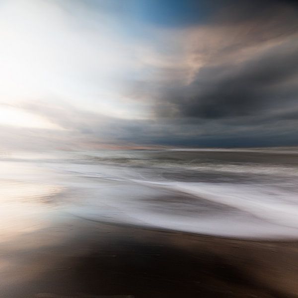 Motion @ the shore No 5 by Linda Raaphorst