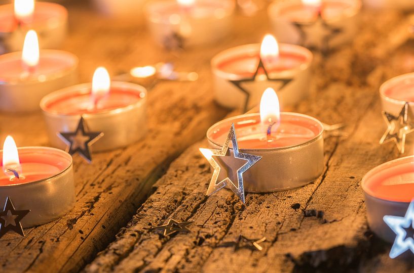 Rode kerst- en adventskaarsen compositie met zilveren ster ornamenten van Alex Winter