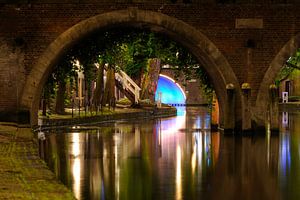 Doorkijkje onder de Jacobibrug over de Oudegracht in Utrecht van Donker Utrecht