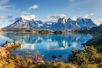 De weerspiegeling van het Lago Pehoe en de Cuernos Pieken in de ochtend, Torres del Paine Nationaal 