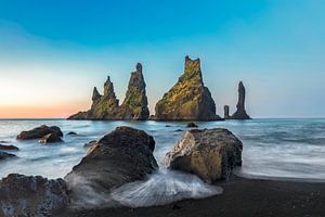 Reynisdrangar kliffen op zwart zandstrand, Vik, IJsland van Dieter Meyrl