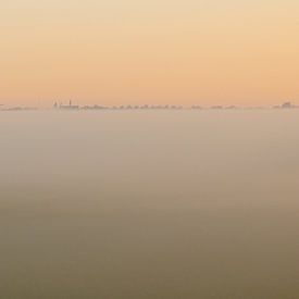Zierikzee dans le brouillard du matin sur Jan Jongejan