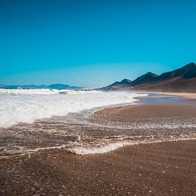 Deserted beach by Dustin Musch