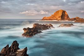Goldenes Abendlicht über dem Atlantik – Porto Moniz, Madeira von Rolf Schnepp