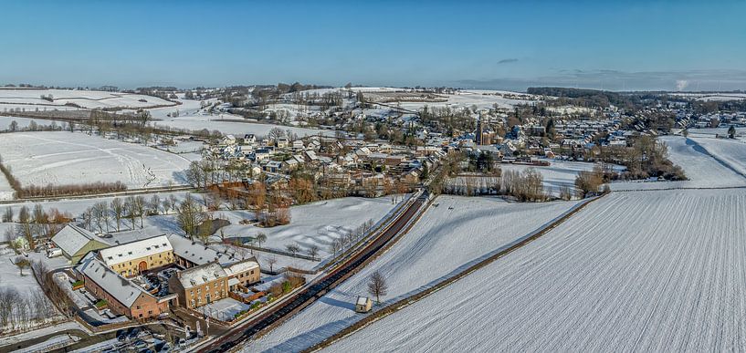Panorama par drone d'Eys dans la neige par John Kreukniet
