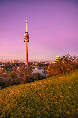 L'Olympiaturm au crépuscule – Munich, Allemagne