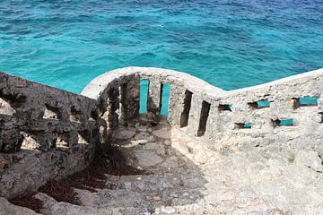 Uitkijken op zee, uitkijkpunt op Bonaire. van Silvia Weenink