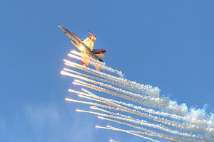 F/A-18C Hornet der Schweizer Luftwaffe spuckt Leuchtraketen.