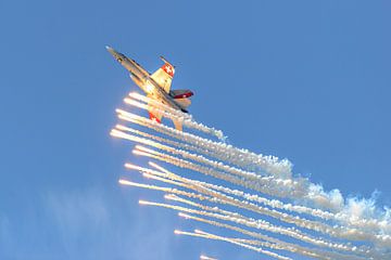 F/A-18C Hornet Zwitserse Luchtmacht spuwt flares. van Jaap van den Berg