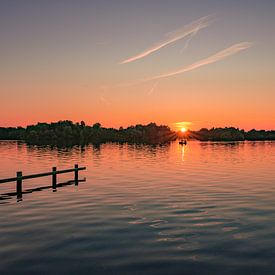 Sunset Paterswoldsemeer with sailboat by Jessey Duinkerken
