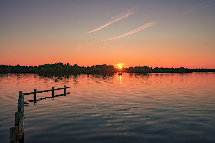 Sunset Paterswoldsemeer with sailboat by Jessey Duinkerken