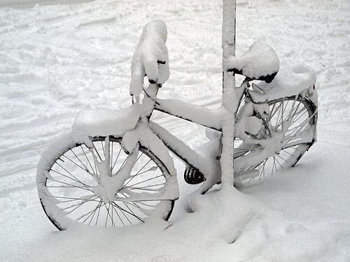 eines schneebedeckten Fahrrad 