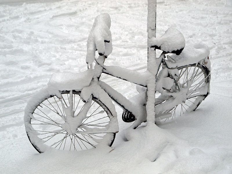 Snowy bike by Edwin Butter