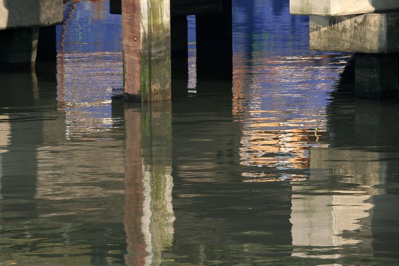 spiegeling visserijhaven  van Marianne Tiel