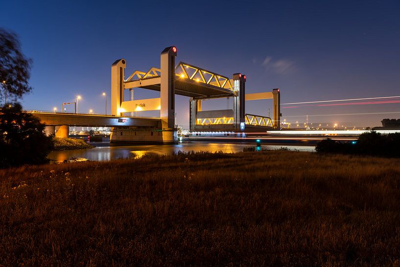 Botlekbrug in de nacht by Patrick Speters