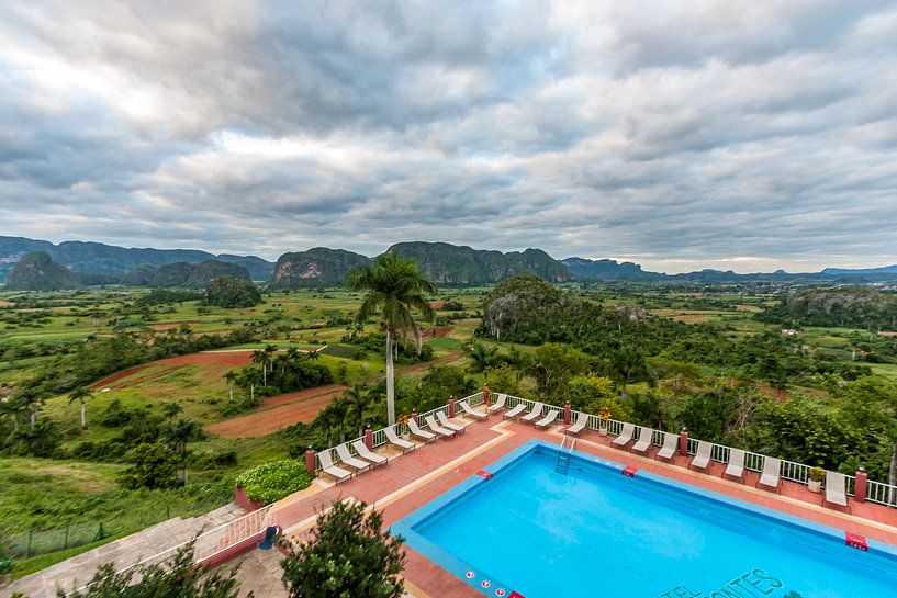 Schwimmbad mit Blick auf das Valle de Viñales, Kuba von Easycopters