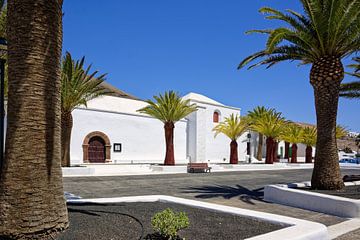 Der Dorfplatz im Bergdorf Femes  auf der Insel Lanzarote von Gisela Scheffbuch