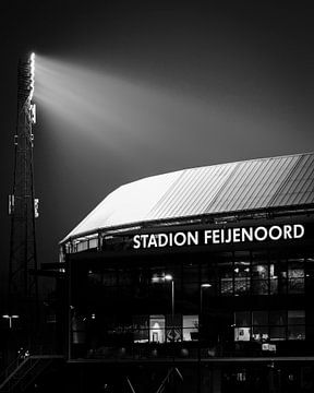 Stadion de Kuip verlicht in de avond van Edwin Muller